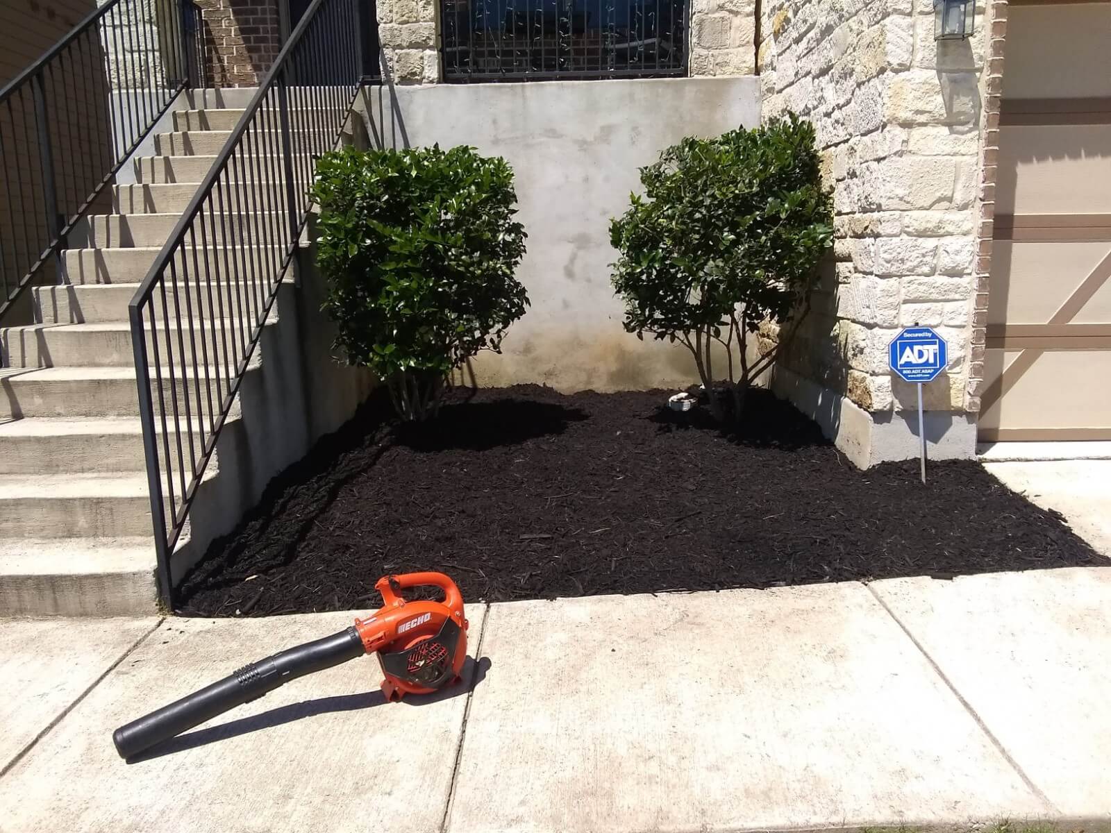 residential lawn care Universal City photo