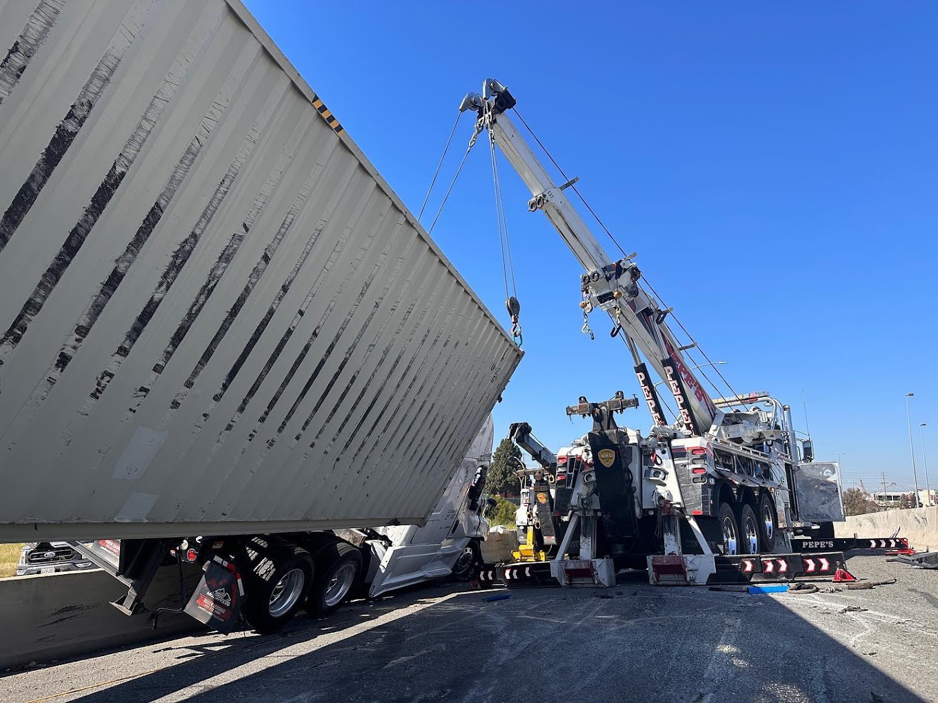 Pepe’s Towing Service Los Angeles - Heavy Duty Towing and Transport photo